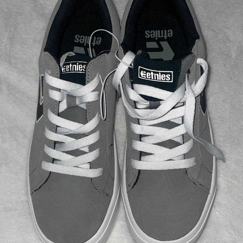 Etnies Men’s Gray and White Skate Sneakers